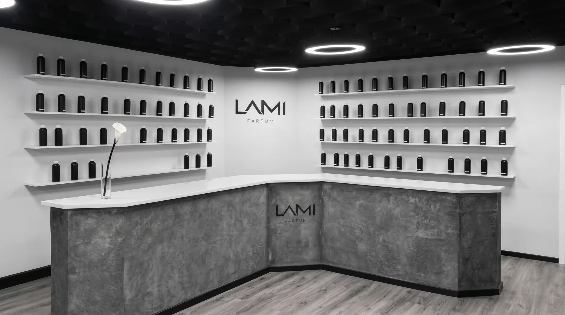 Der LAMI-Laden in der Bürgermeister-Smidt-Straße: Regale mit Düften und die beleuchtete Theke.
